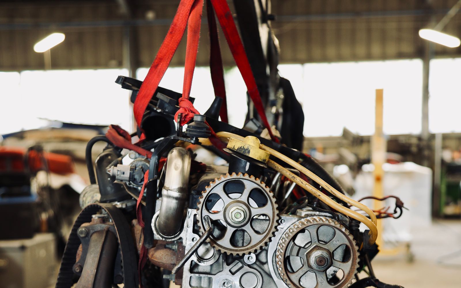 Moteur ouvert en atelier, pièces apparentes