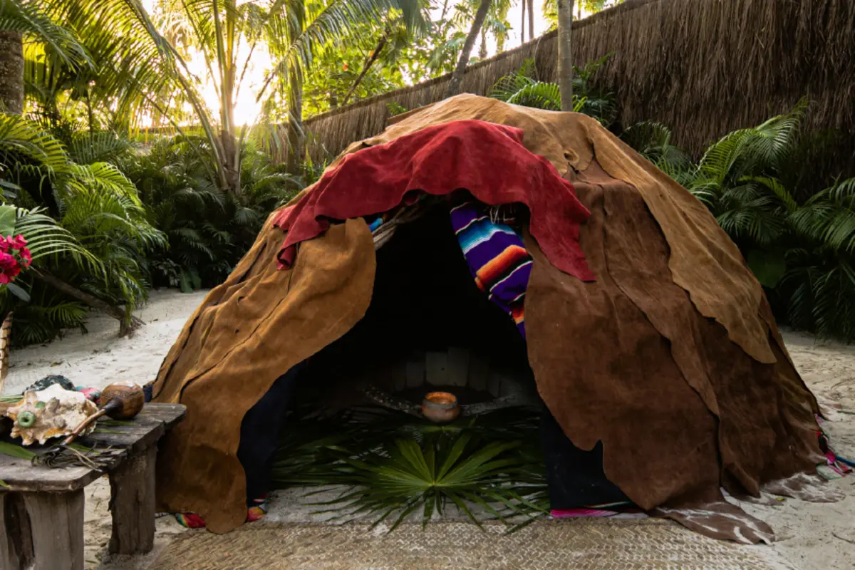 Tienda de temazcal donde se lleva a cabo la ceremonia de temazcal, Nomade Tulum, México.