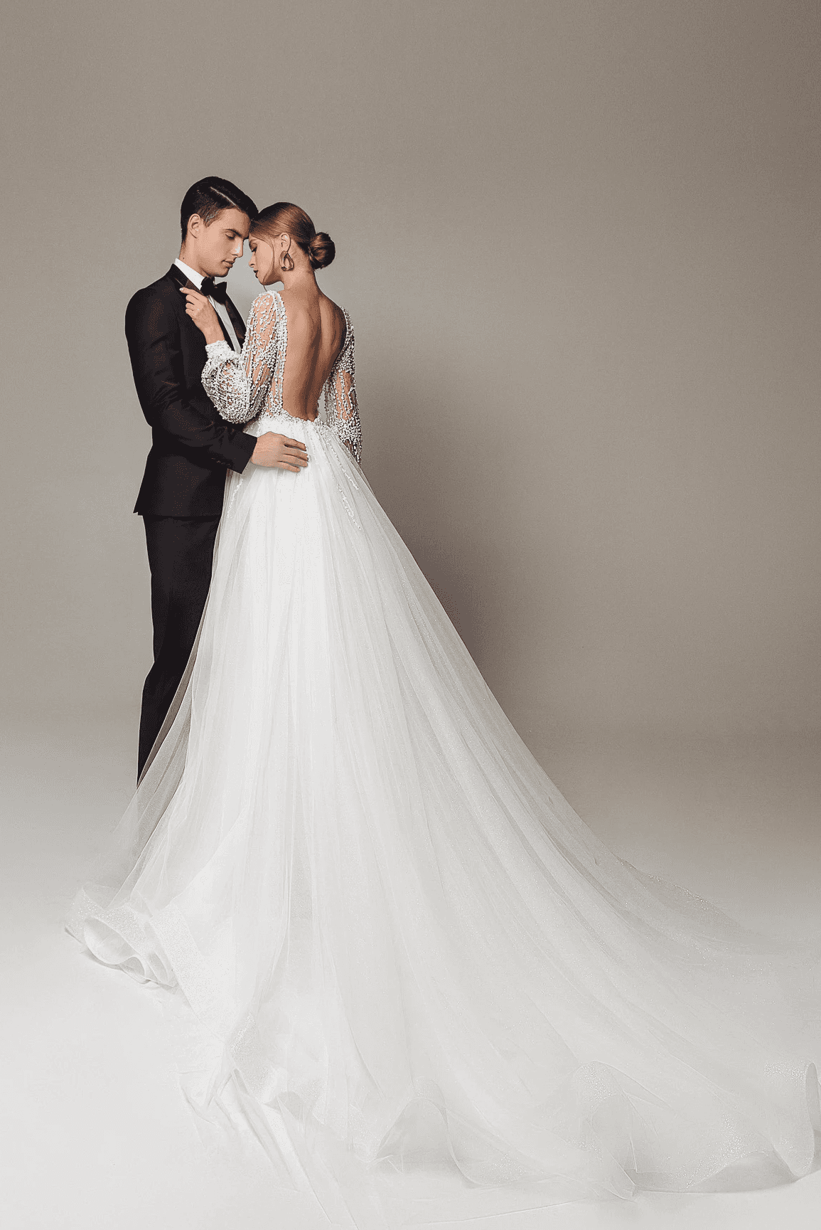 Brautmode mit stilvollen Ärmeln und freiem Rücken