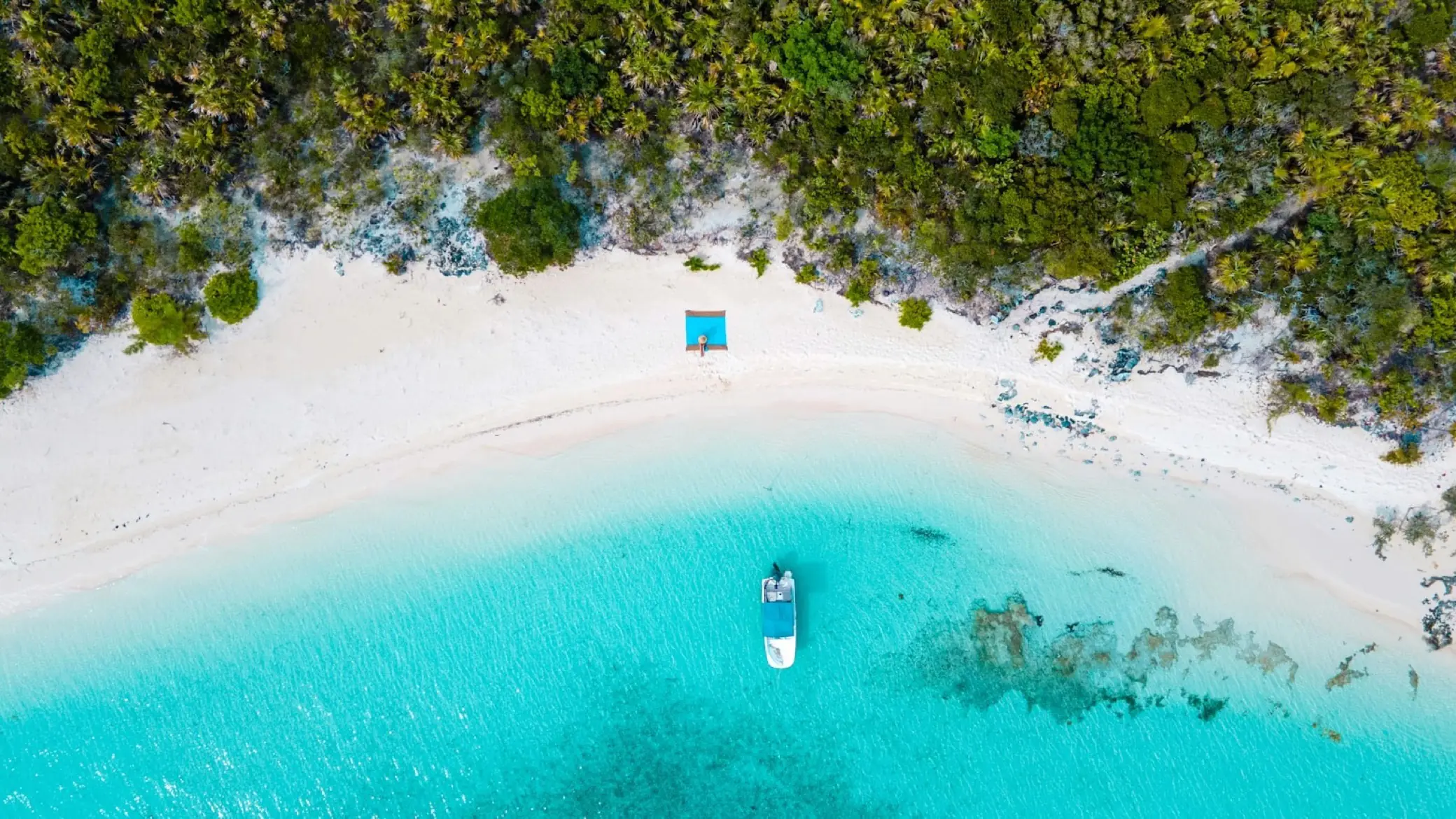 Sable blanc et eaux turquoise peu profondes dans les Exuma Cays