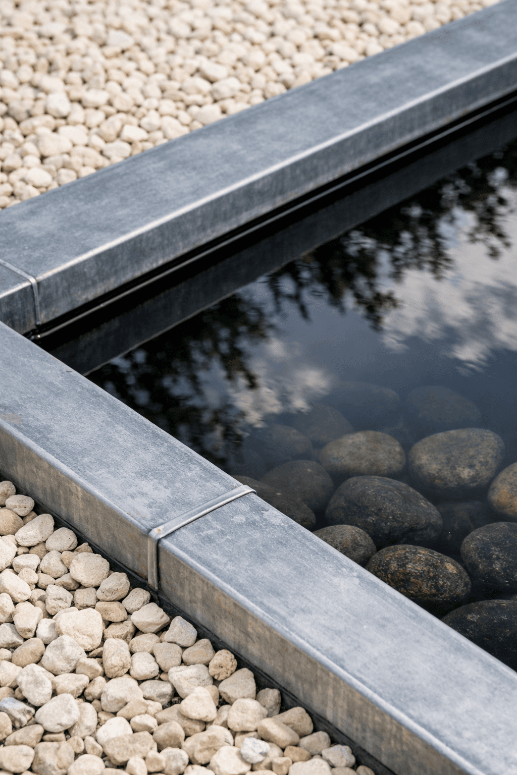 Prairiebeplanting met paarse en gele bloemen in natuurlijke, losse compositie.