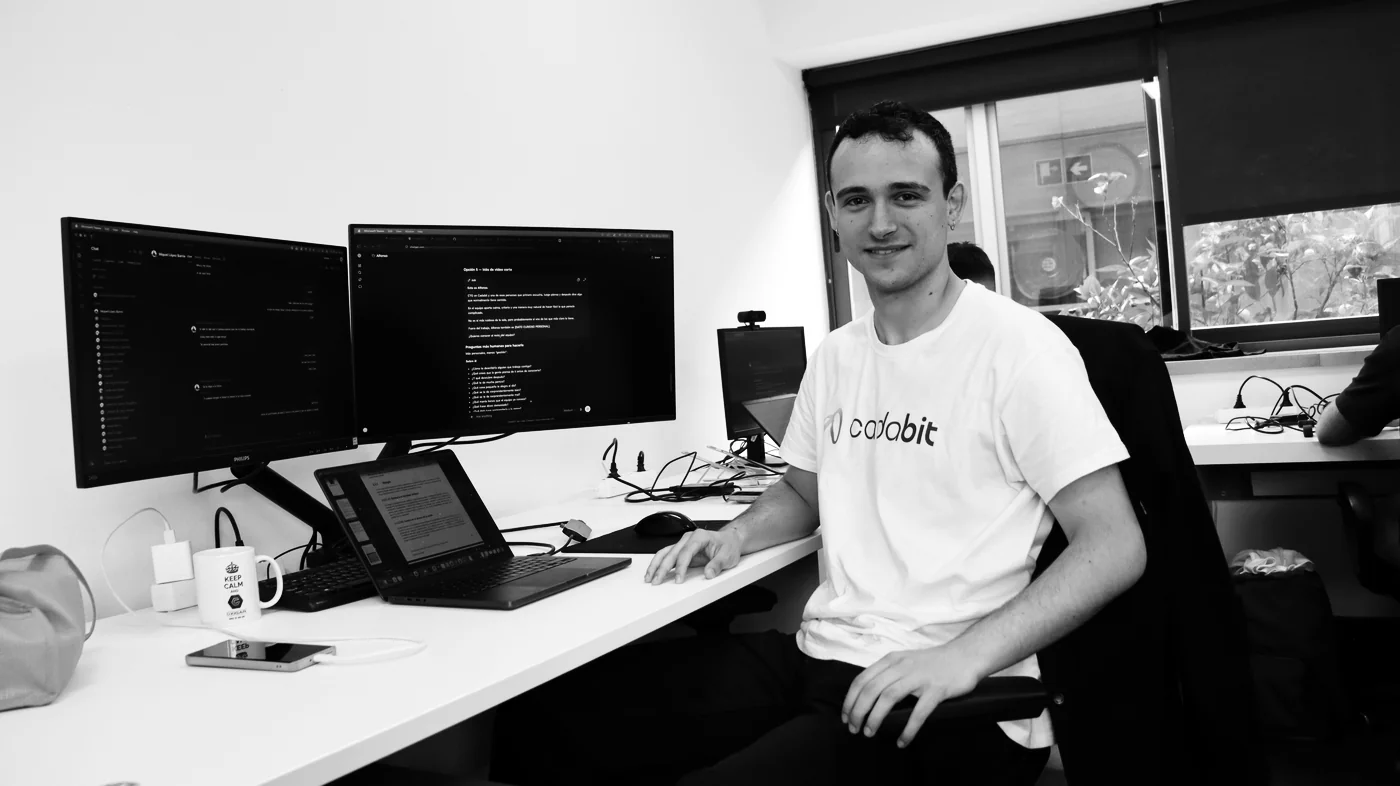 Una persona del equipo de tenderyou en su puesto de trabajo