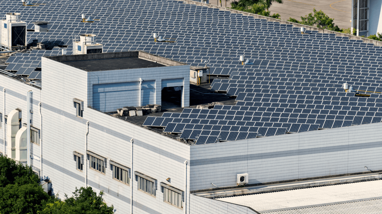 Gewerbehalle mit Photovoltaikanlagen