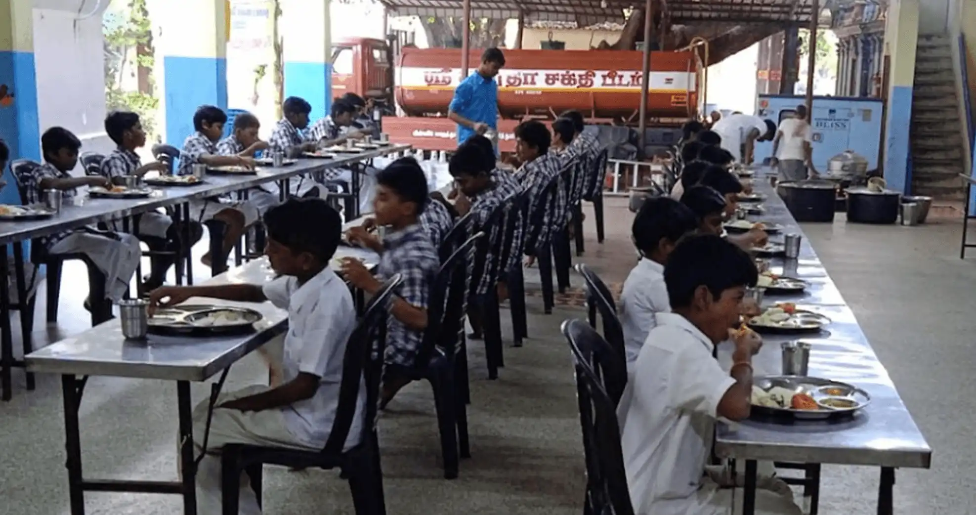 Maayashtra volunteer serving meals to children at a school