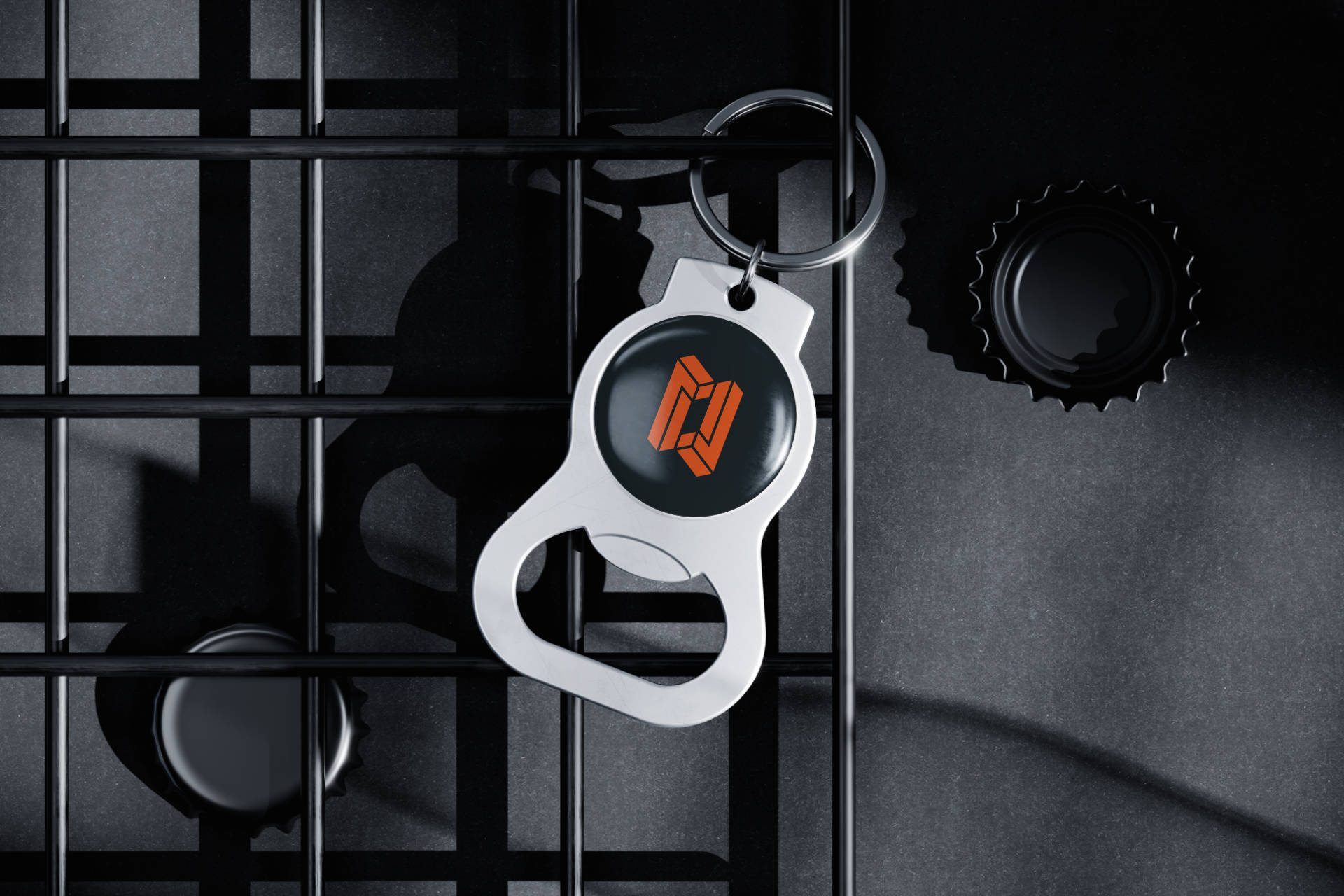 Metallischer Flaschenöffner mit Haussmann-Logo ohne Text, platziert auf einem Gitter, daneben zwei lose Flaschendeckel.