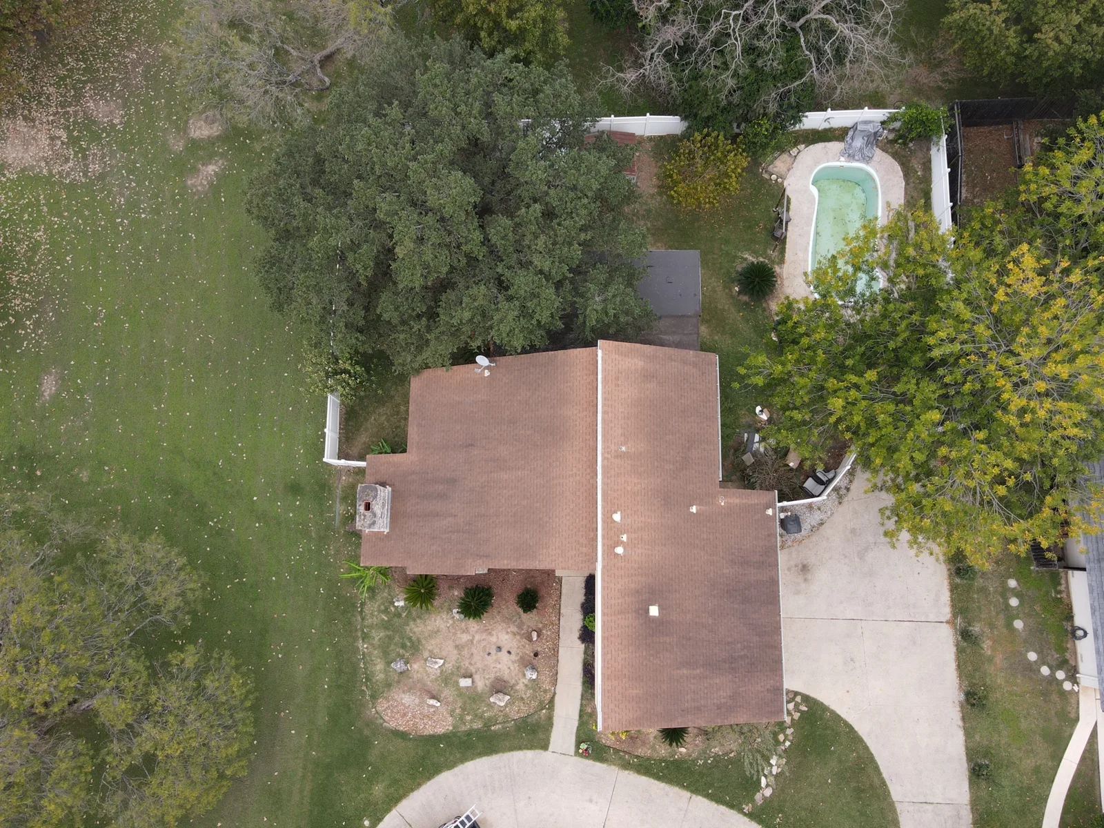 Before replacement: earlier roofing on the same home.