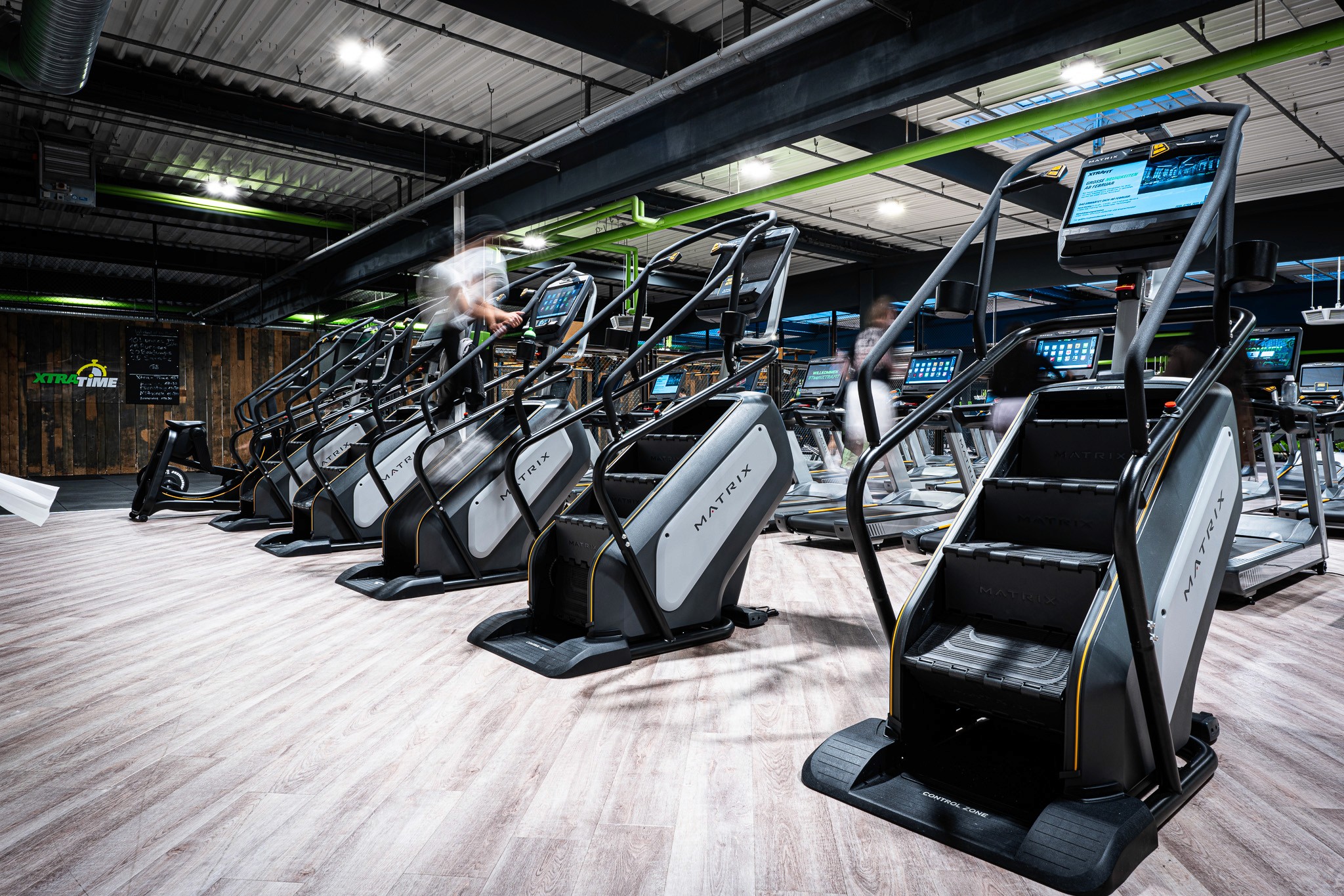  Reihe von Stairmaster-Geräten im Cardio-Bereich des XTRAFIT Fitnessstudios.