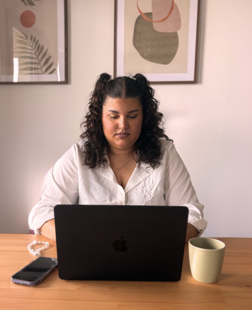 Jade, fondatrice de Jaynee Création, en pleine création – branding food en action