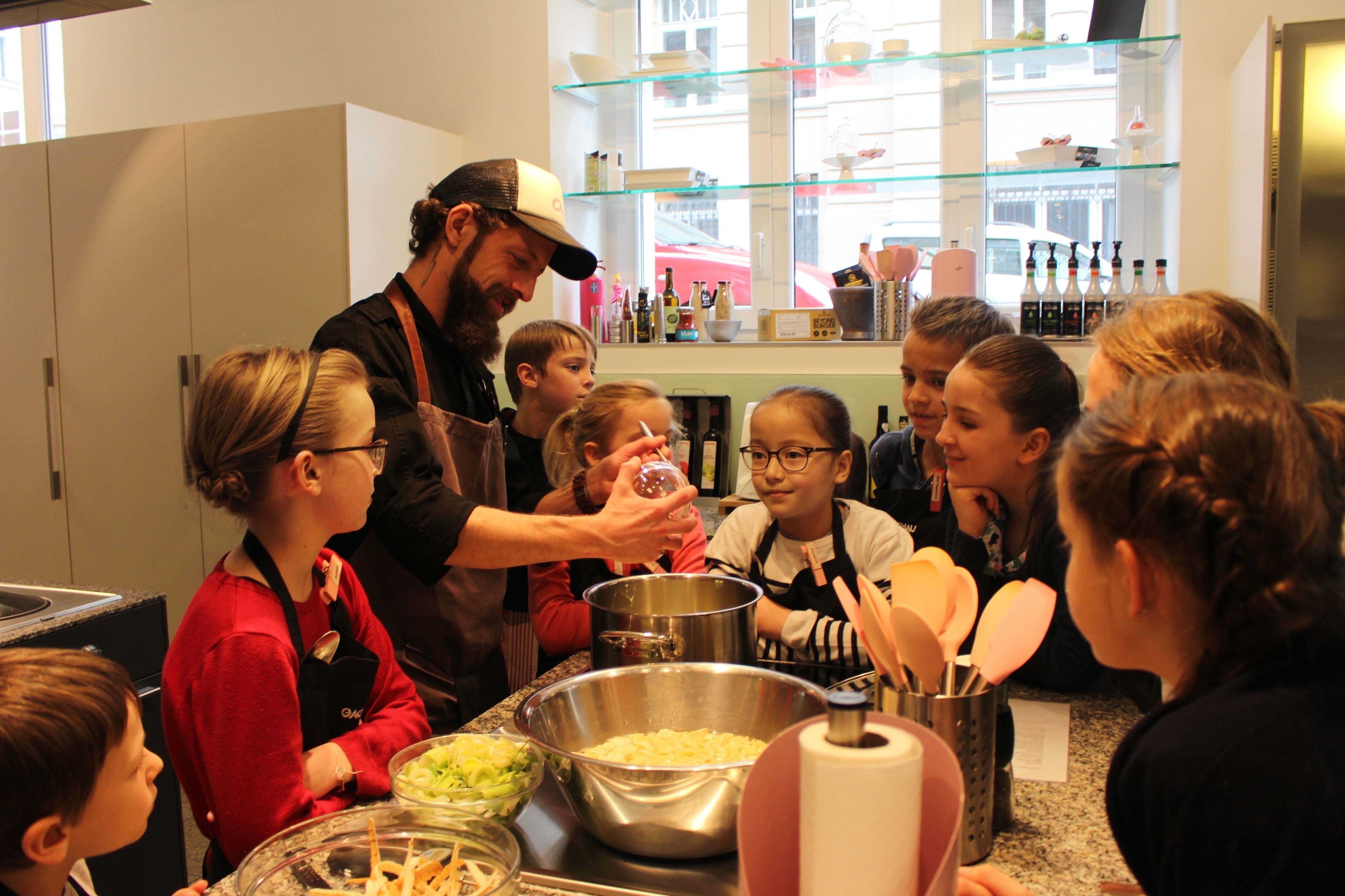Gregor Ruelens kocht gemeinsam mit Kindern. Bild wurde mit KI bearbeitet.