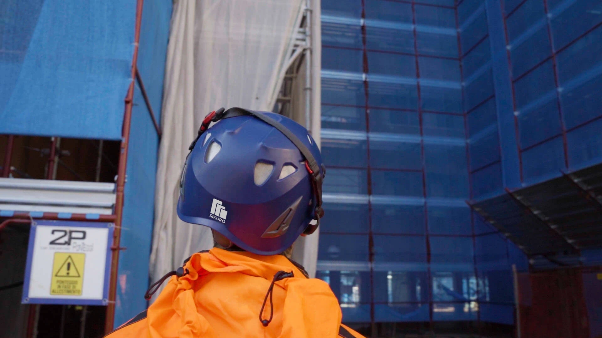 operatore con caschetto Sikuro in cantiere