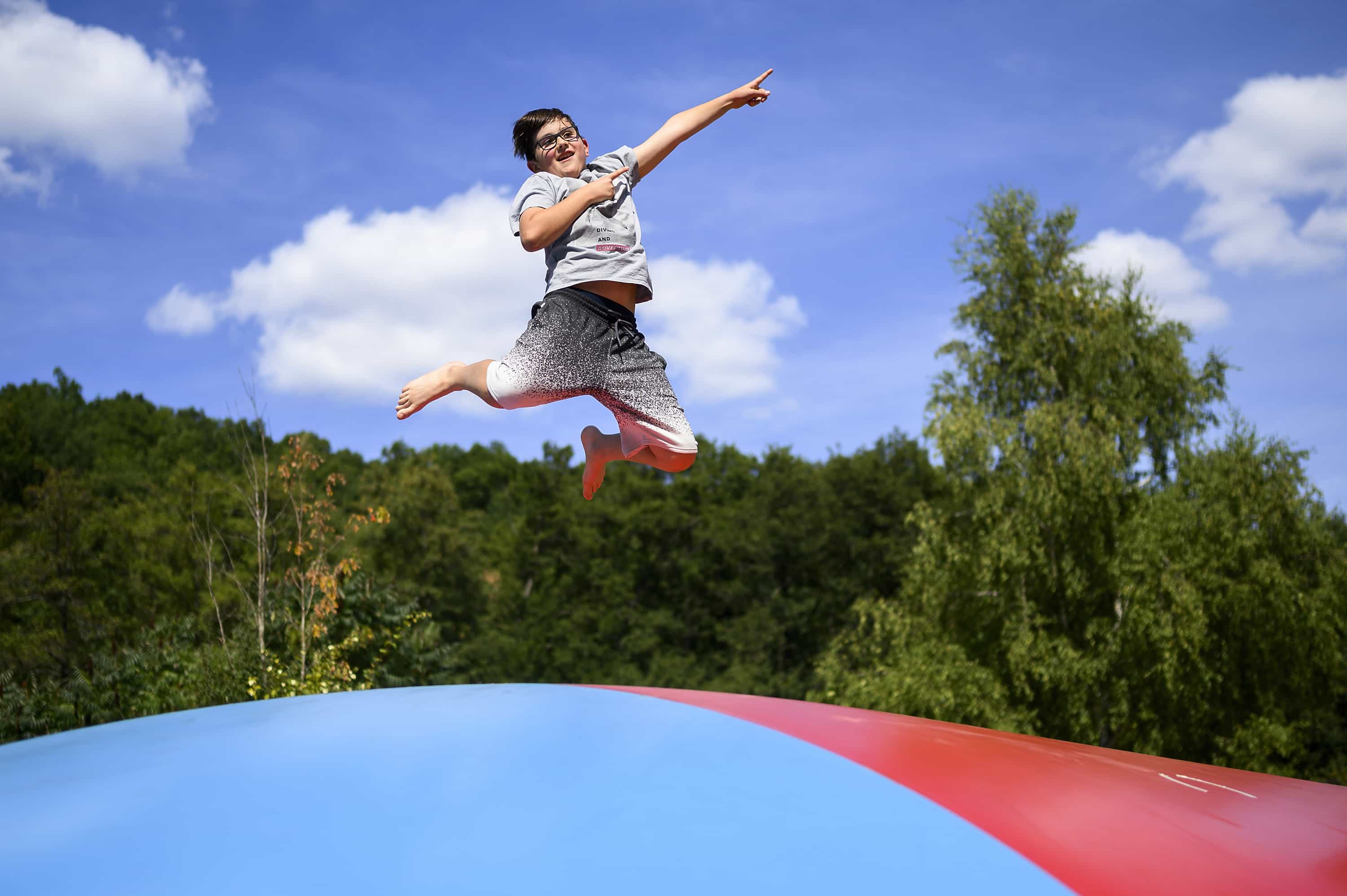 Kind hüpft auf dem Springkissen