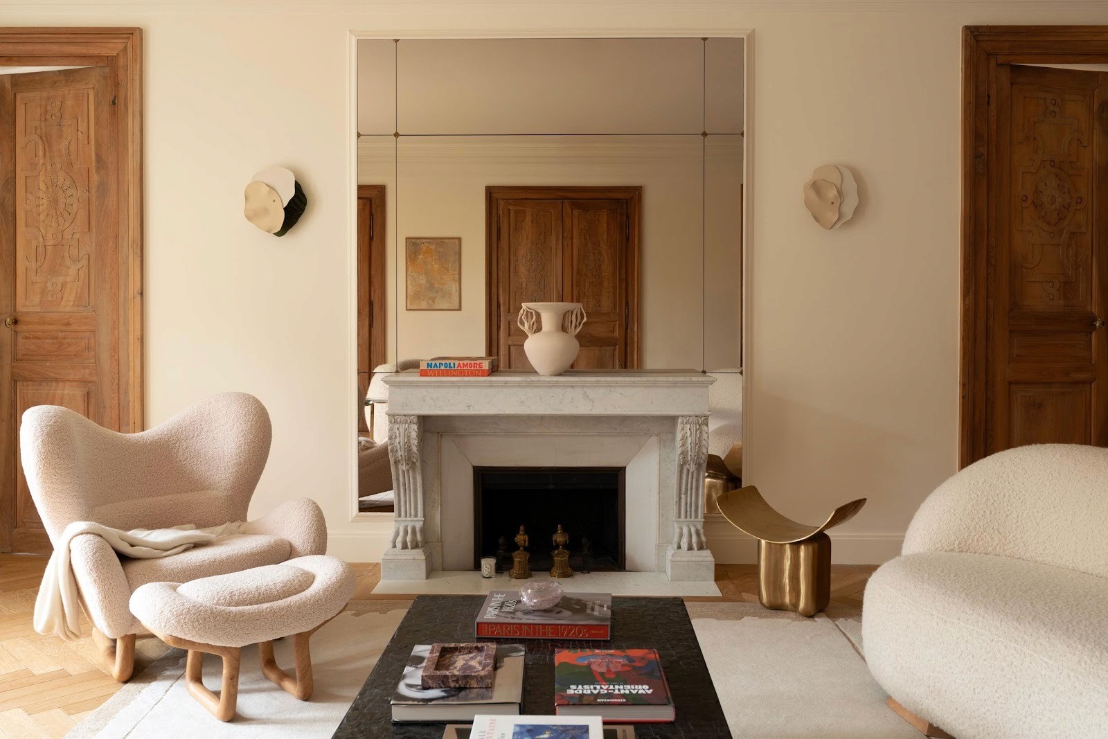 A living room with a fireplace and a coffee table
AI-generated content may be incorrect.