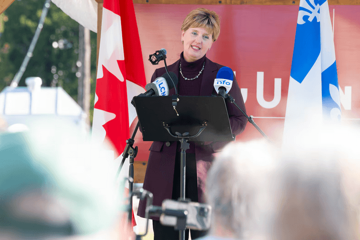 Photo de Marie-Claude pendant une conférence à l'extérieur