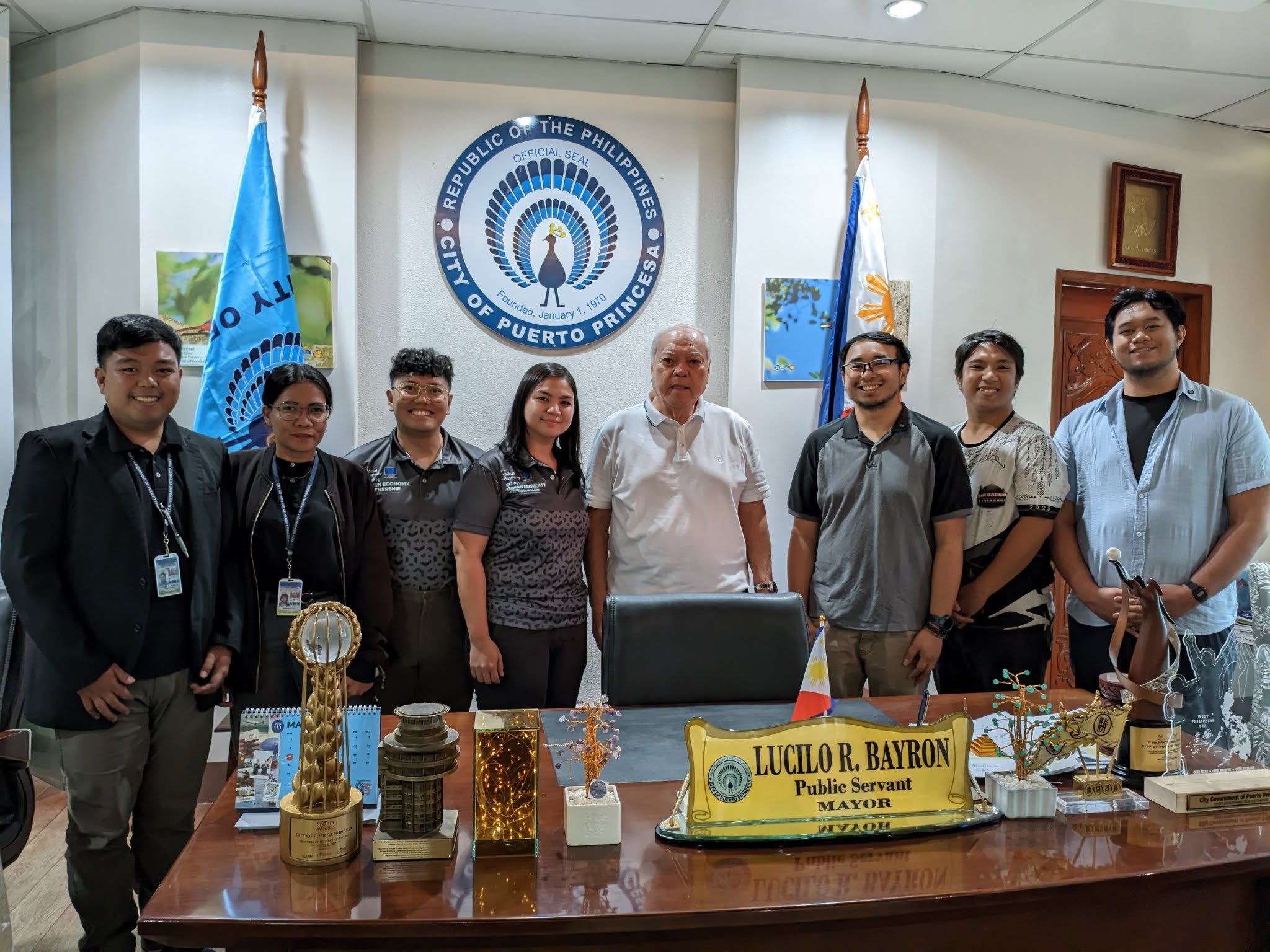 A photo of the team with the mayor of Puerto Princesa and UNDP Philippines representatives.