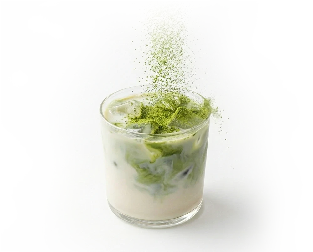 Matcha-jauhetta tippuu matcha-lasiin