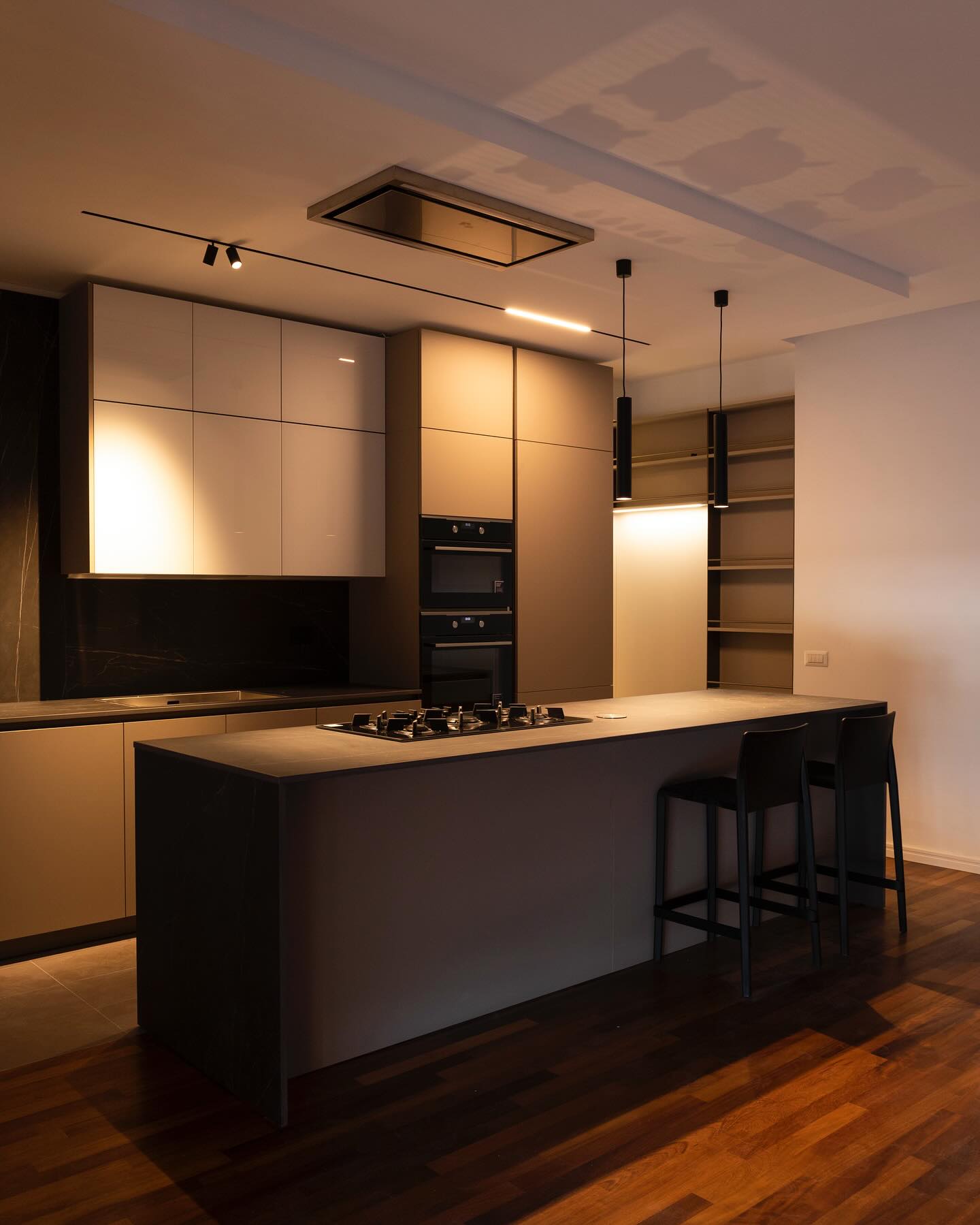 cucina di lusso con pendant  luci soffuse su penisola