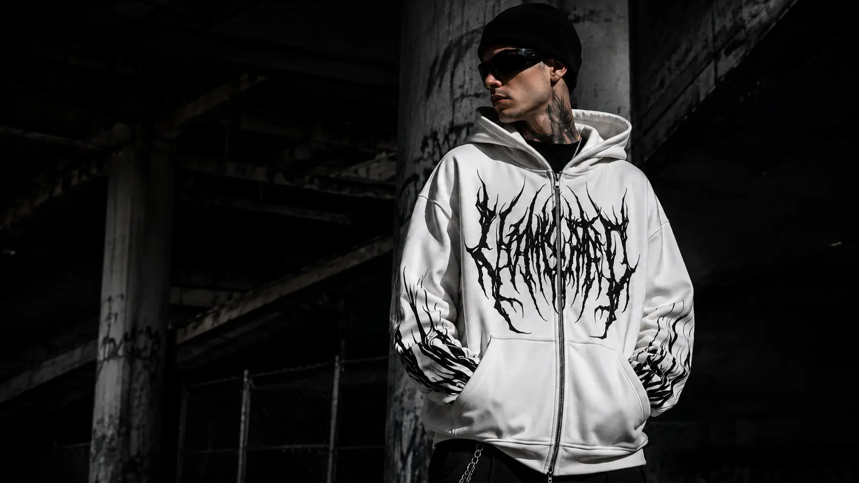 Modelo con hoodie blanco de streetwear urbano YUSTREET