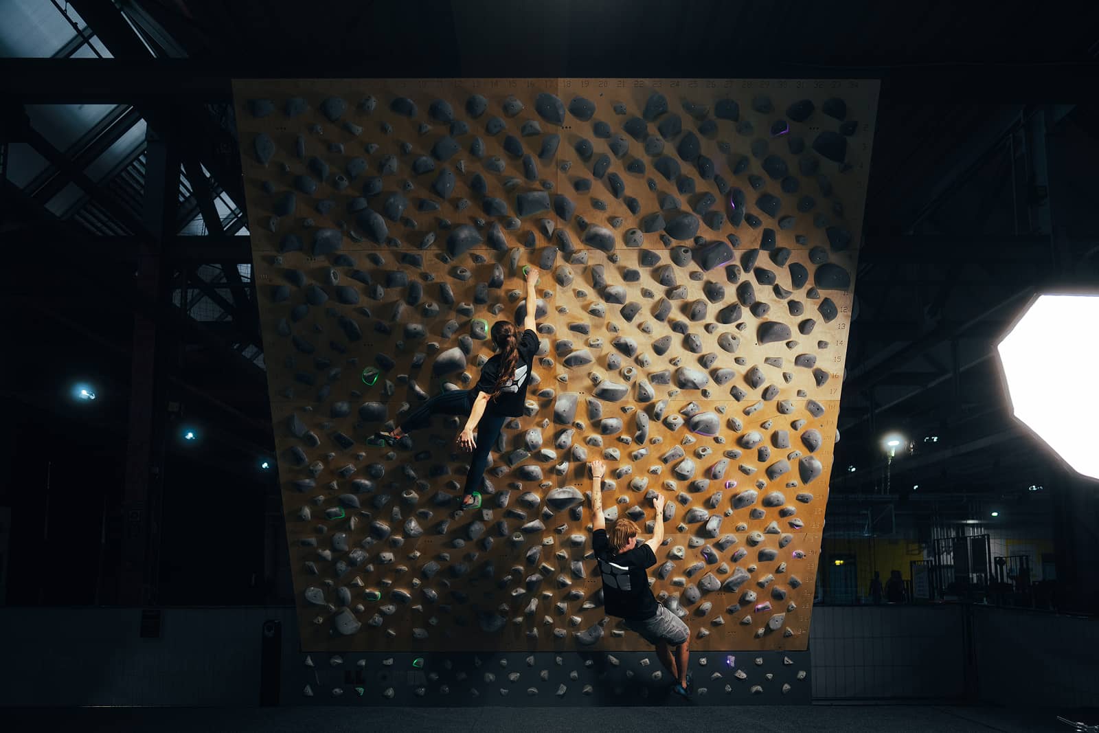 Mehrere Kletterer an Wand