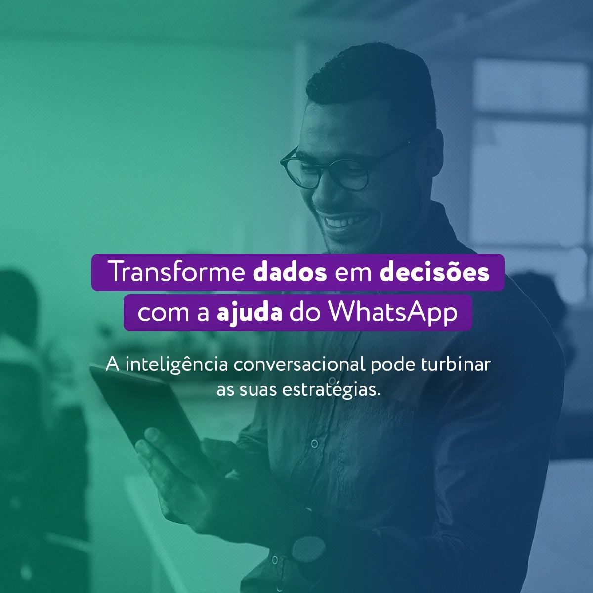 Gestor utilizando ferramenta para extrair dados através das conversas do WhatsApp