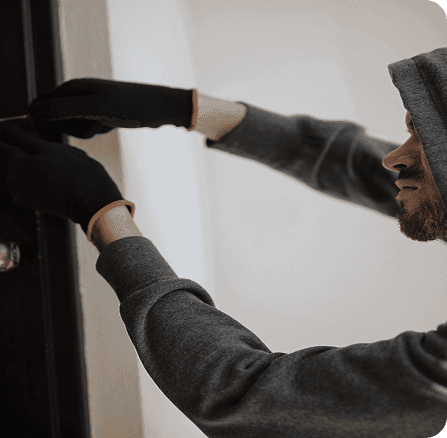 Tentative d’intrusion : individu forçant un accès dans un local non sécurisé.