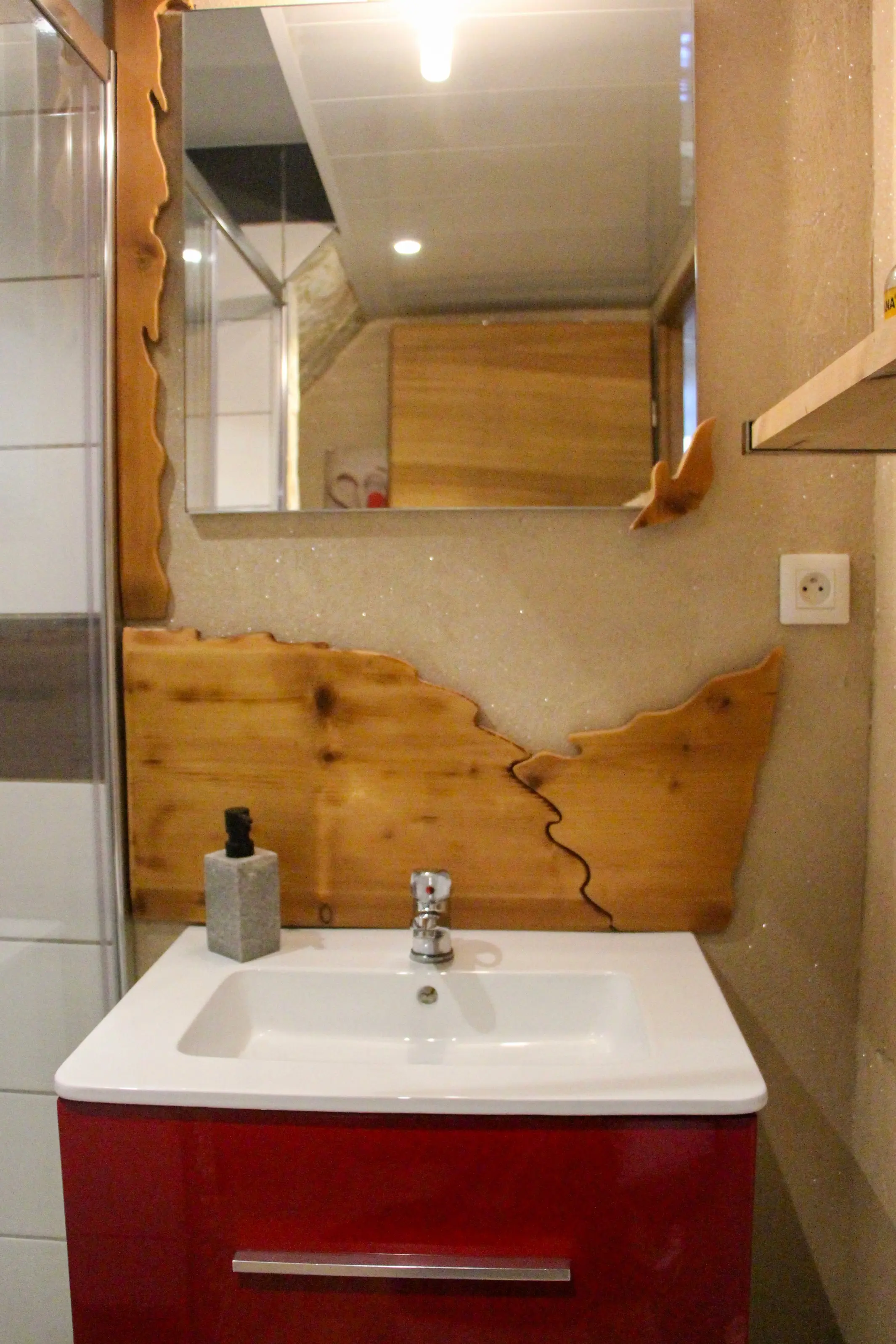 Évier de la salle de bain du gîte Le P'tit Coin de chez nous à Dambach-la-Ville, Alsace