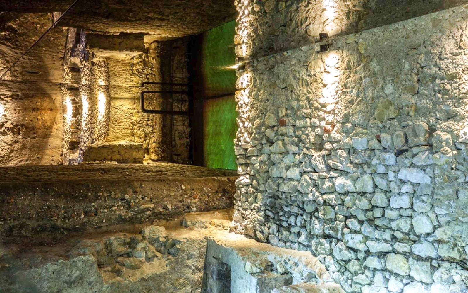 克拉科夫市集地下石墙和考古遗址。