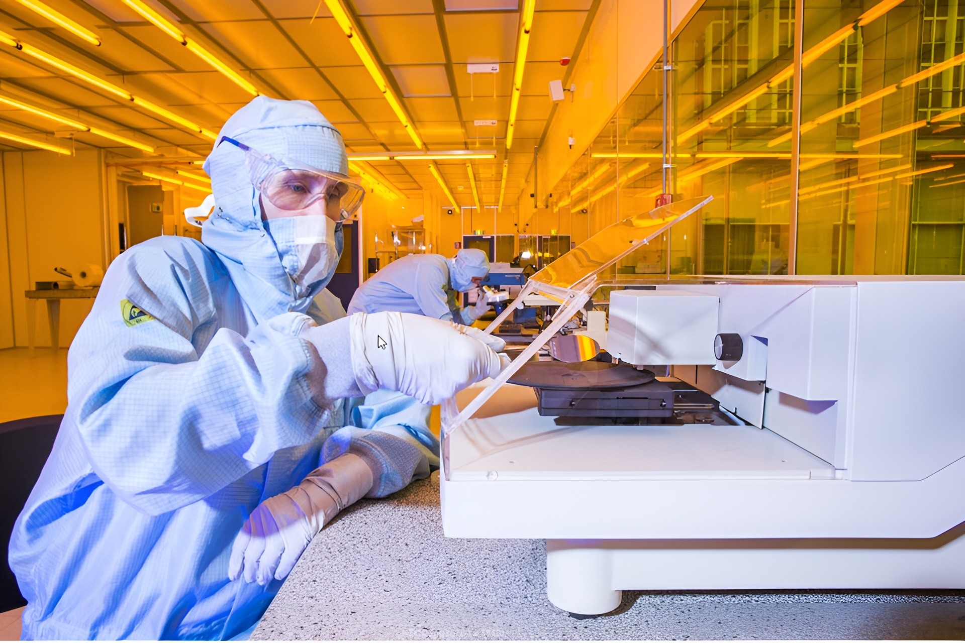 Medewerker Fotonica verwerkt chips