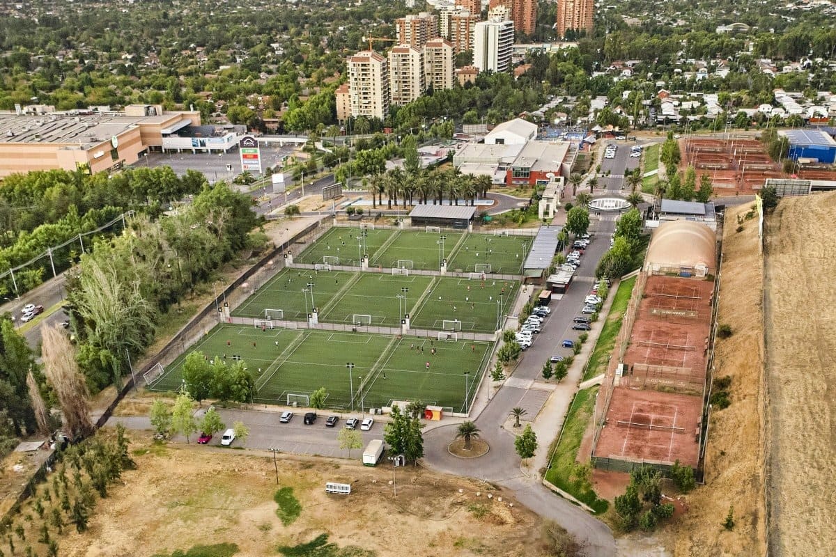 Crianças jogando futebol em torneio internacional no Brasil