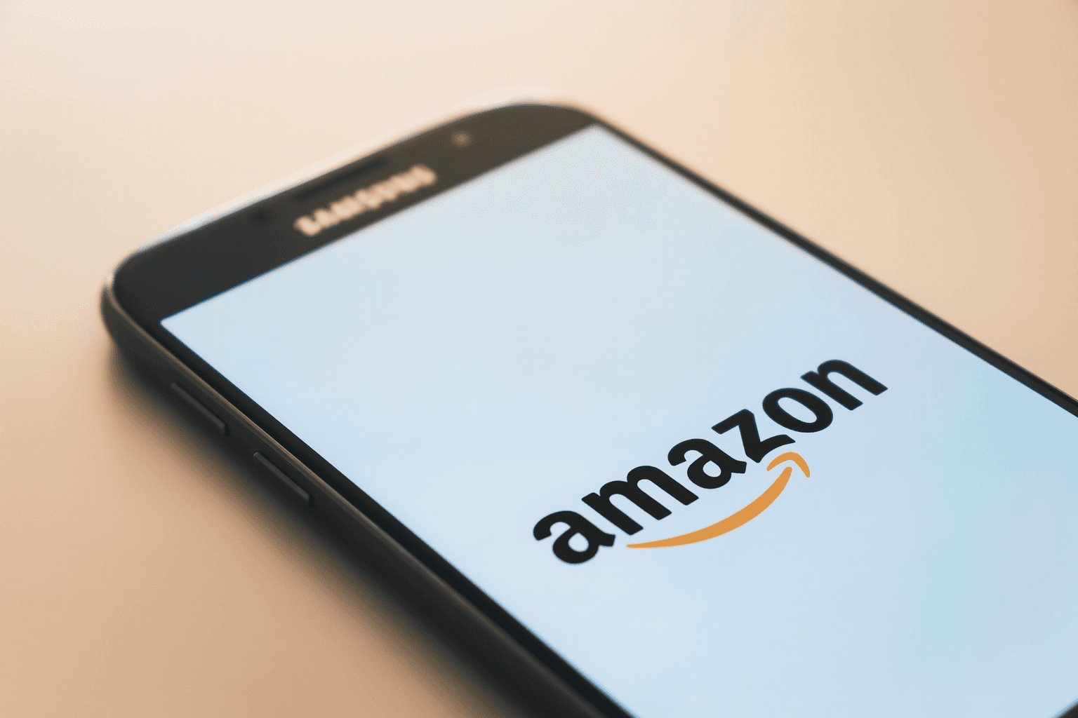 Un smartphone affichant le logo Amazon sur son écran, illustrant le concept de la plateforme publicitaire Amazon DSP et son fonctionnement numérique.
