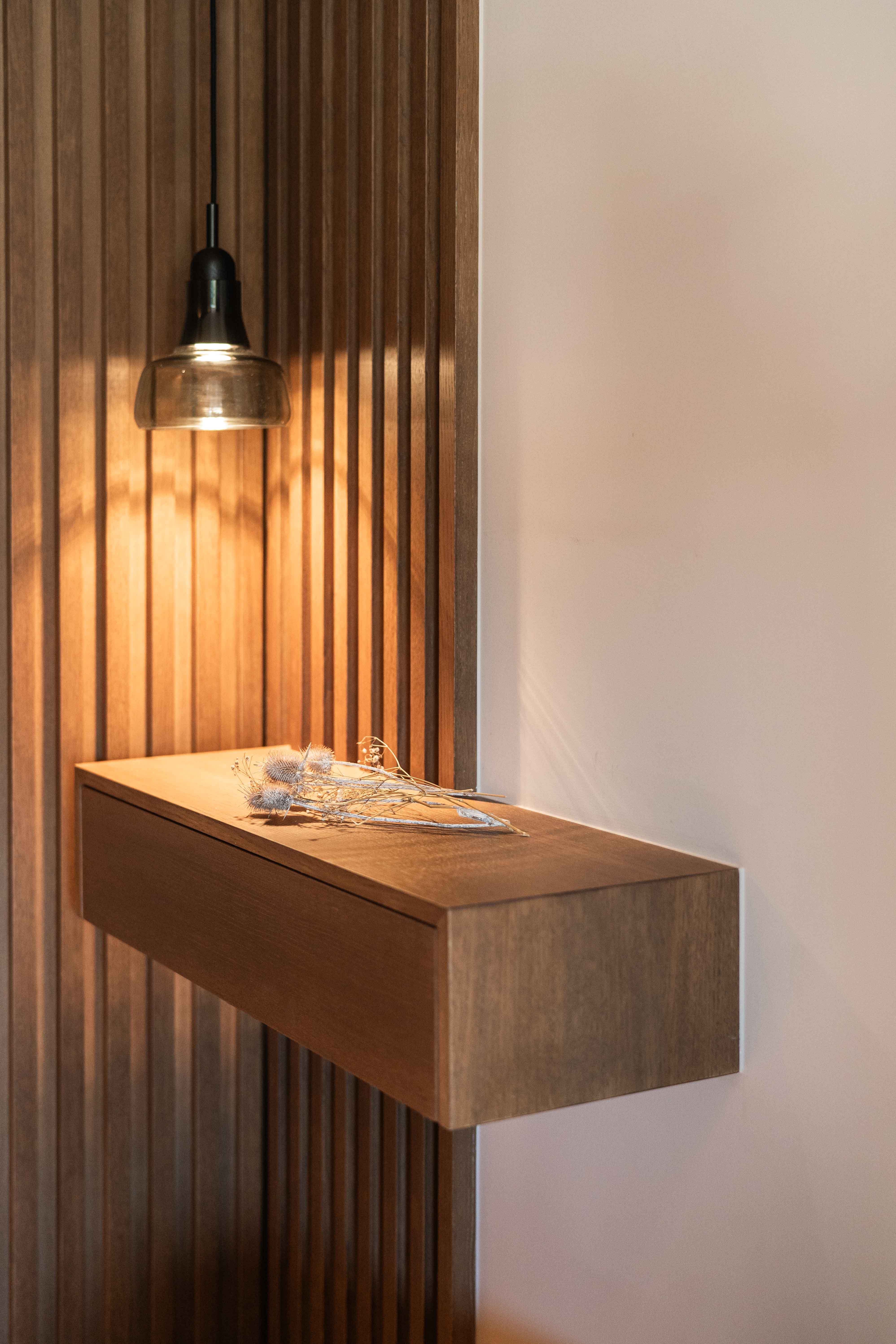 Mueble auxiliar en recibidor de madera