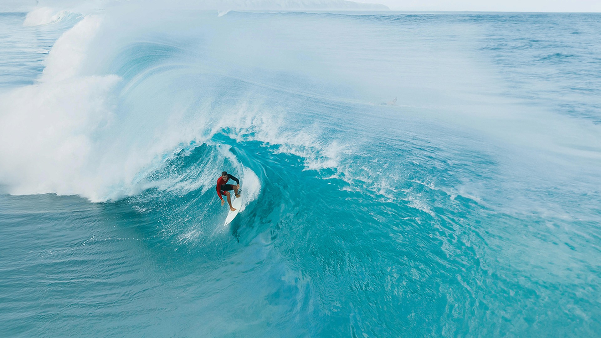 Teahupo'o auf der Insel Tahiti ist bekannt für seine kraftvollen und perfekten Wellen, die selbst die erfahrensten Surfer herausfordern. Hier finden bei Olympia 2024 die Surfwettbewerber statt.