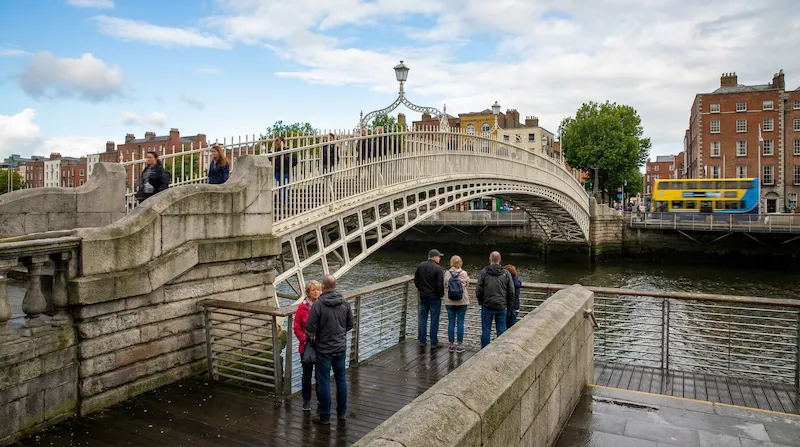 Ponte Ha'penny Bridge em Dublin sobre o rio Liffey