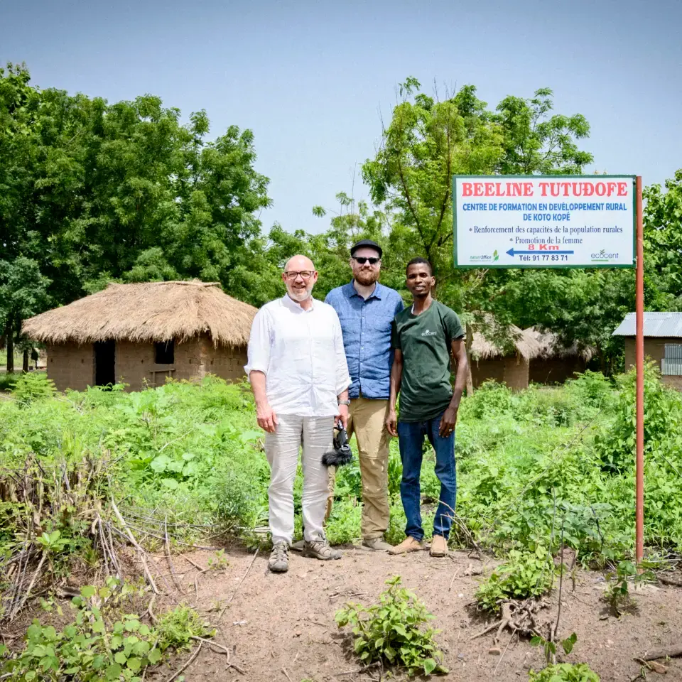 Team von natureOffice und lokalen Partnern vor dem Beeline-Tutodofe Bildungszentrum in Togo.