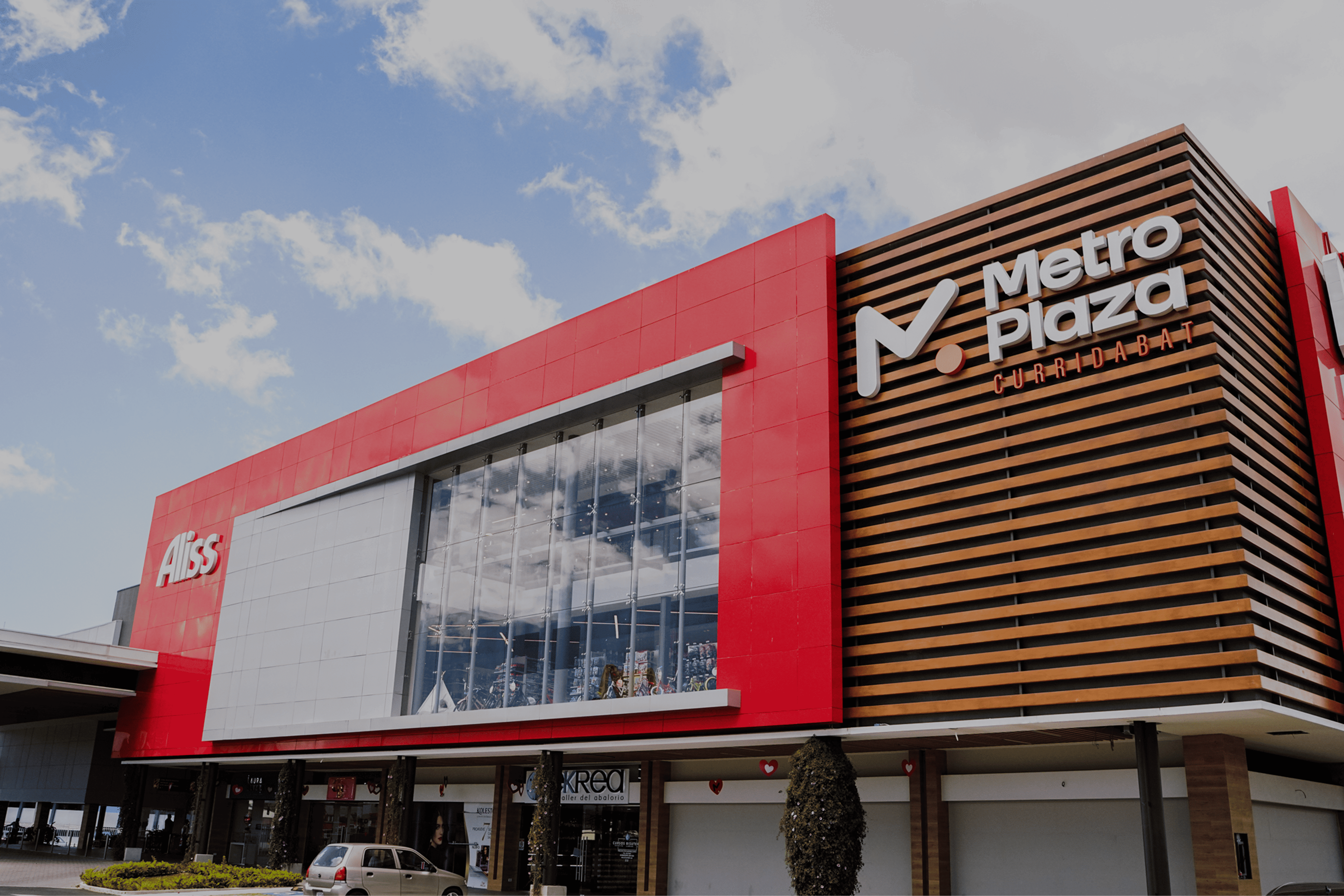 Interior de la tienda Aliss Curridabat con mobiliario a medida, iluminación moderna y espacios amplios de exhibición.