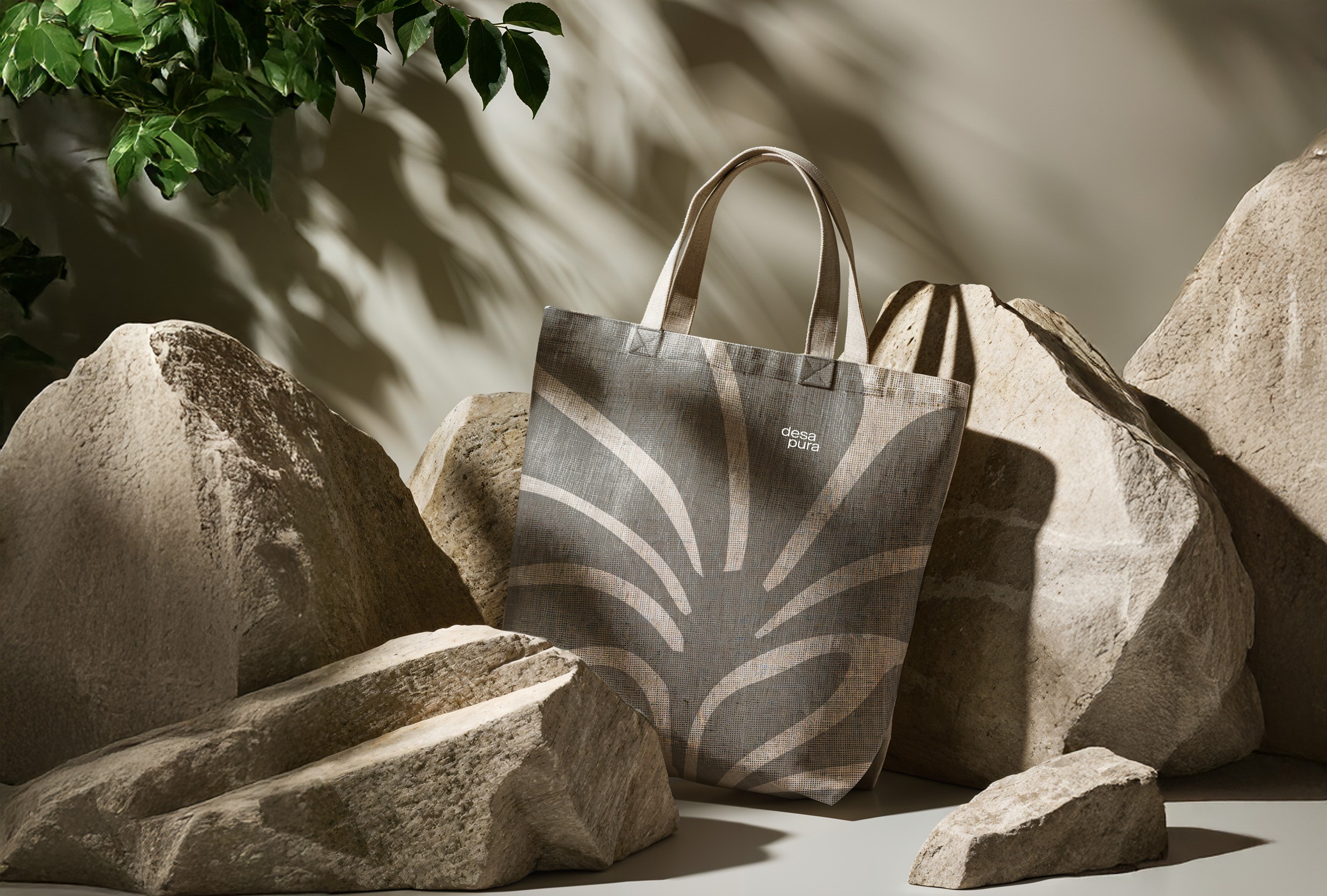 Nachhaltige Baumwolltasche mit Desa Pura Logo, passend zum umweltbewussten Konzept des Projekts.