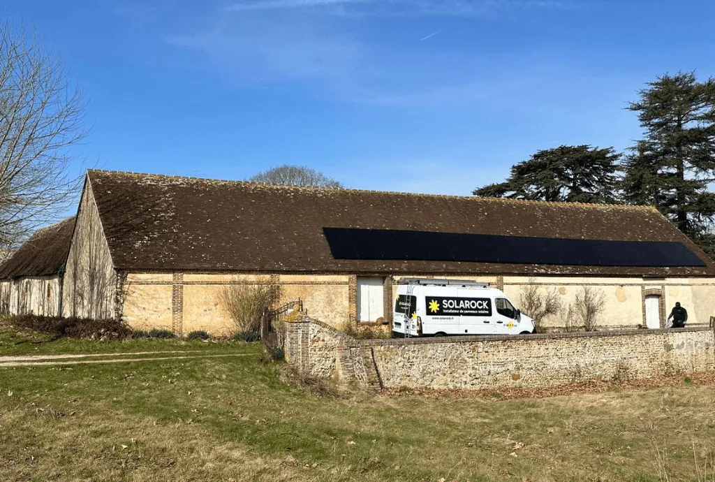 Photo d'une maison à Boissy-lès-Perches équipée de panneaux photovoltaïques dont l'installation a été faite par Solarock.