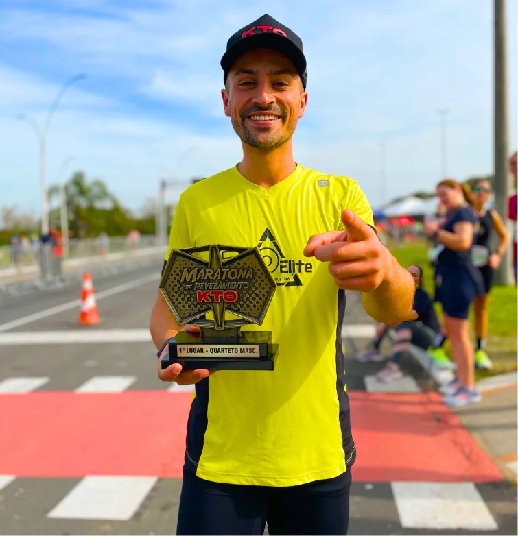 treinador felipe da pro elite segurando um troféu