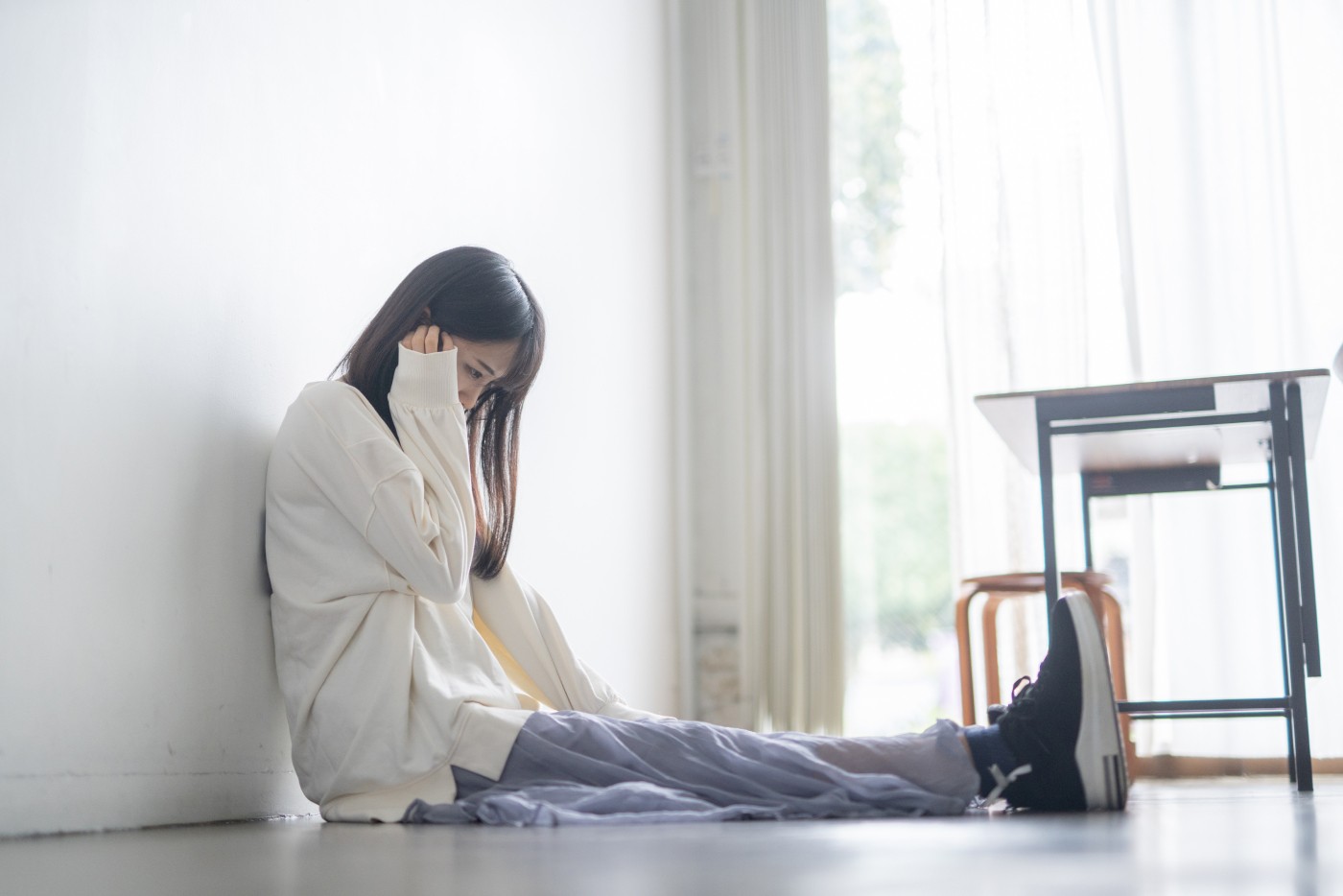 家で座って悩む女性