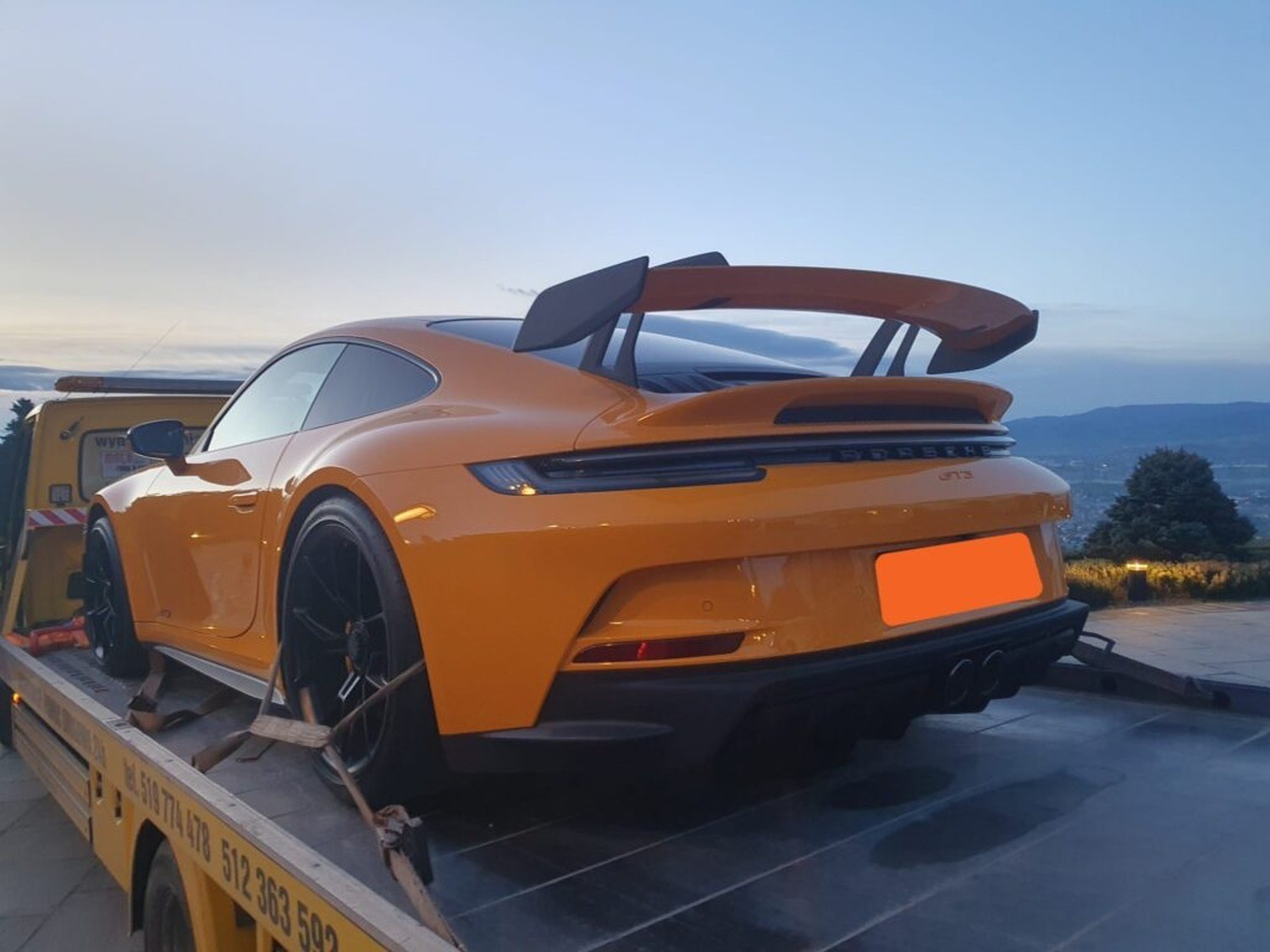 Transport samochodu z zagranicy lawetą – bezpieczny przewóz pojazdu