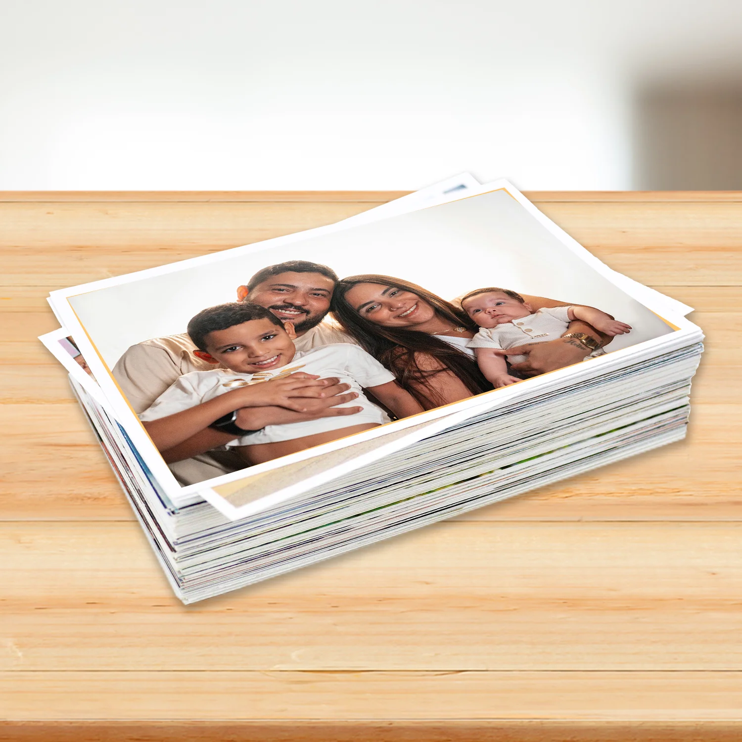 Pessoa segurando fotolivro com foto de mulher sorrindo ao ar livre, com a frase “Eu amo o Norte” escrita no canto da imagem