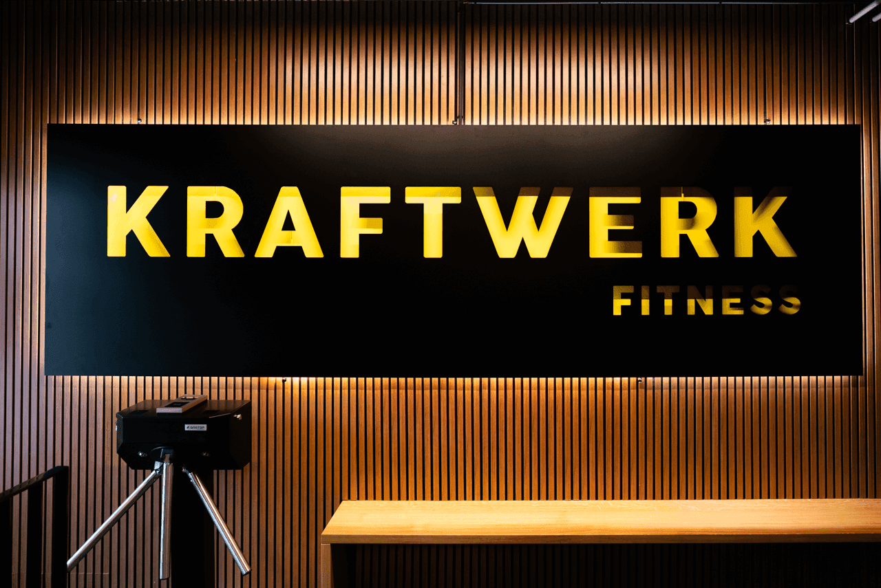 Kraftwerk Fitness Logo im modernen Studio in Heerbrugg