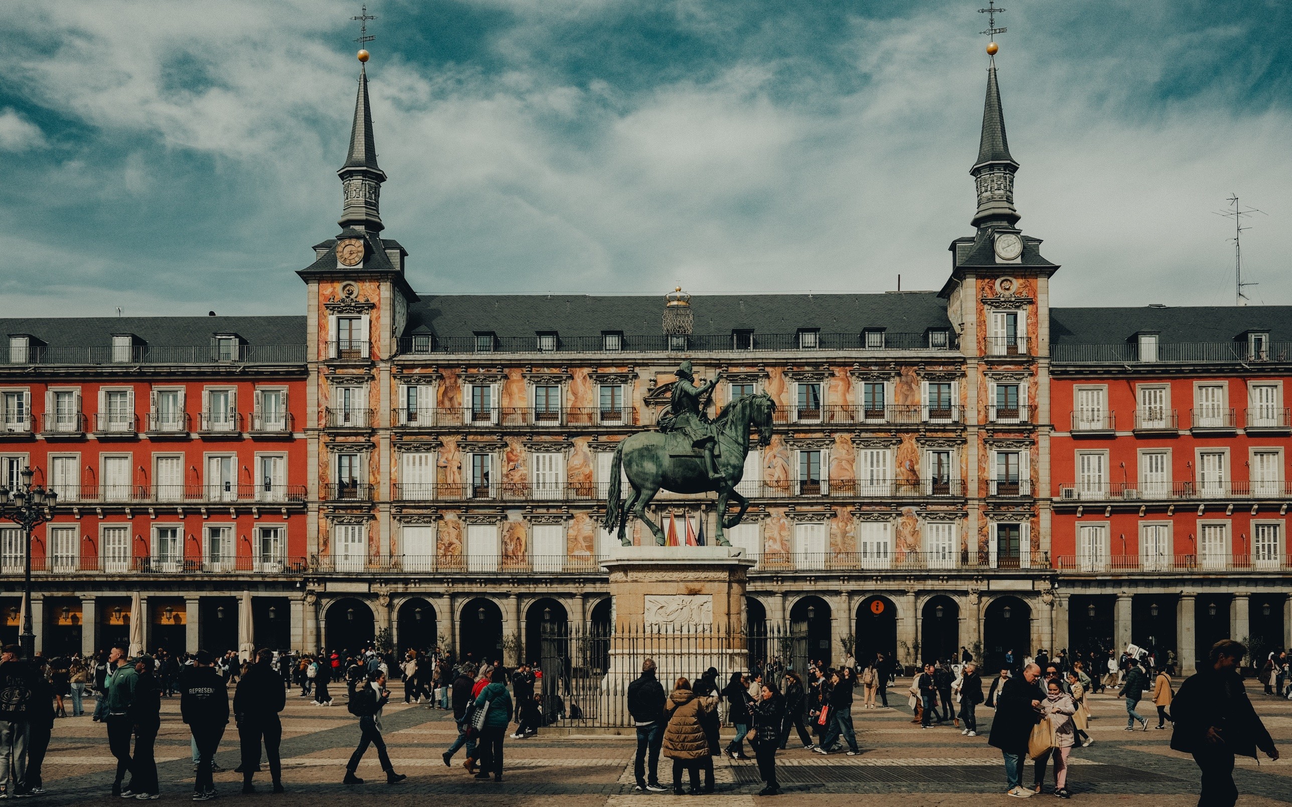 Plaza Mayor de Madrid con la estatua ecuestre y la Casa de la Panadería