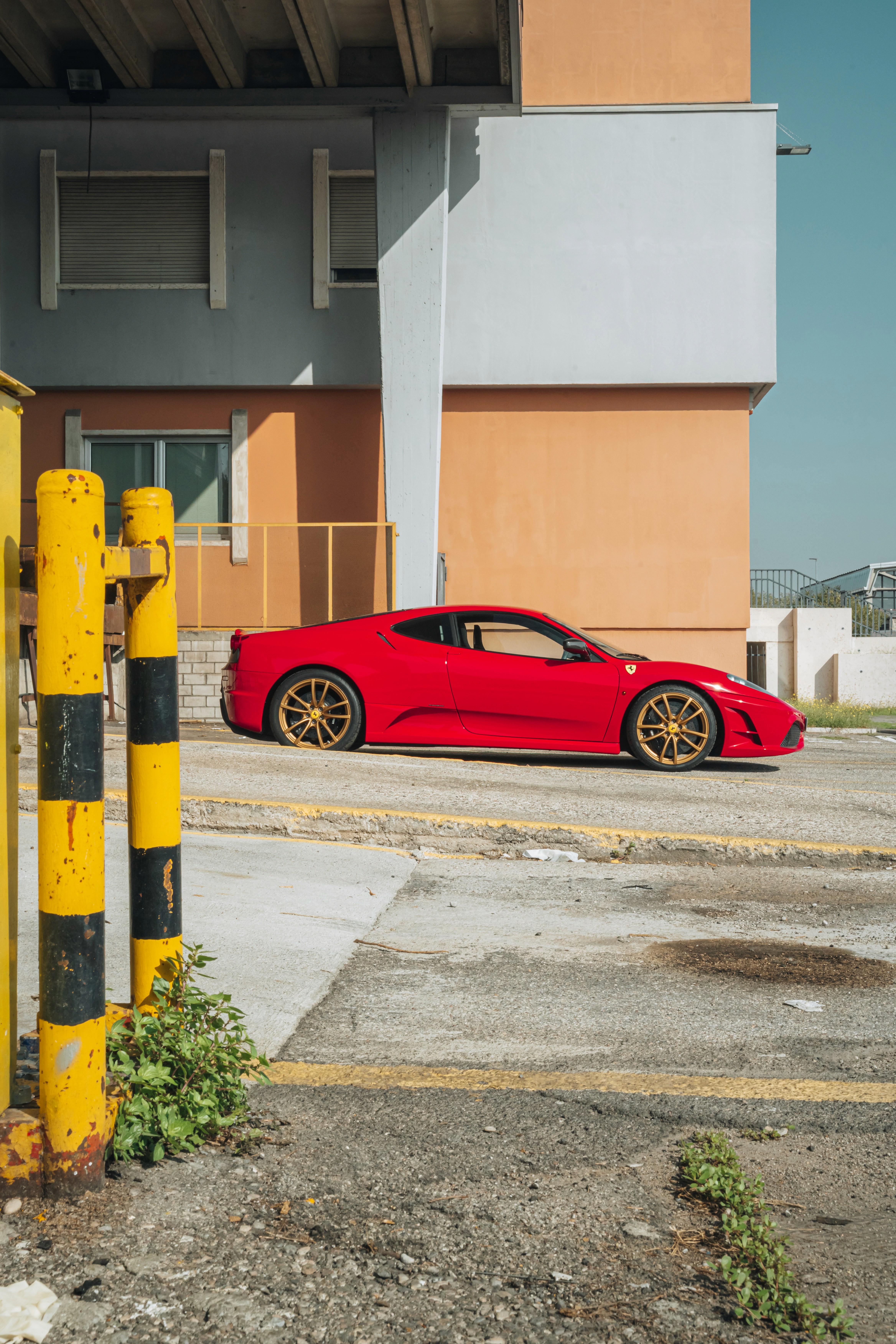ferrari f430 scuderia in zona industriale