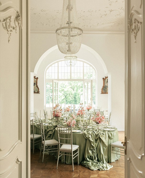 Amelia photographing