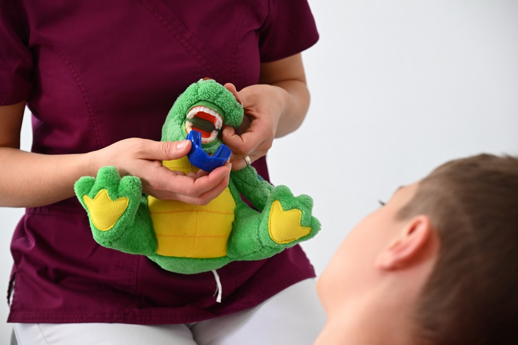 Doktorka vysvetluje priebeh liečby na dráčikovi