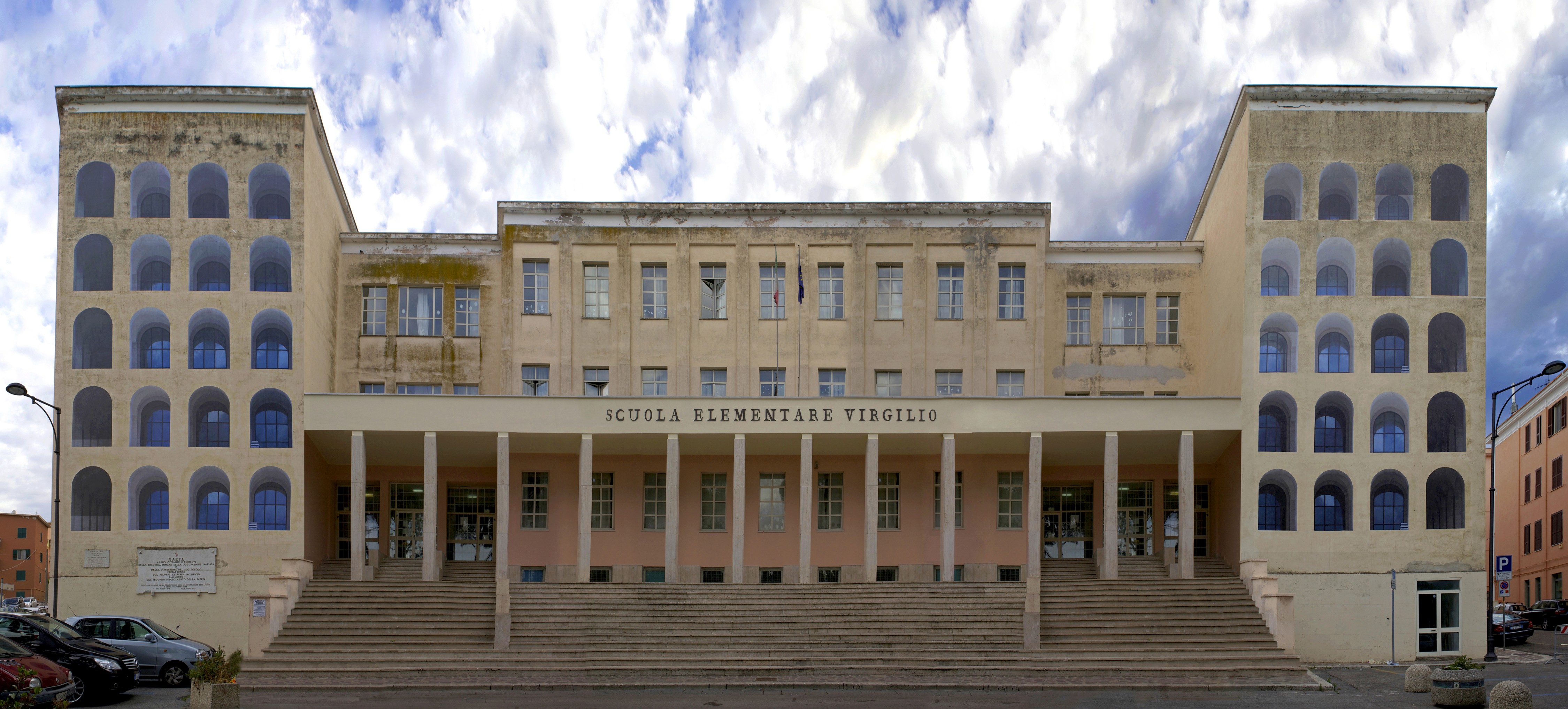 opera di arte pubblica di sbagliato che ripropone una rivisitazione del palazzo della civiltà italiana, sulla scuola elementare di Gaeta