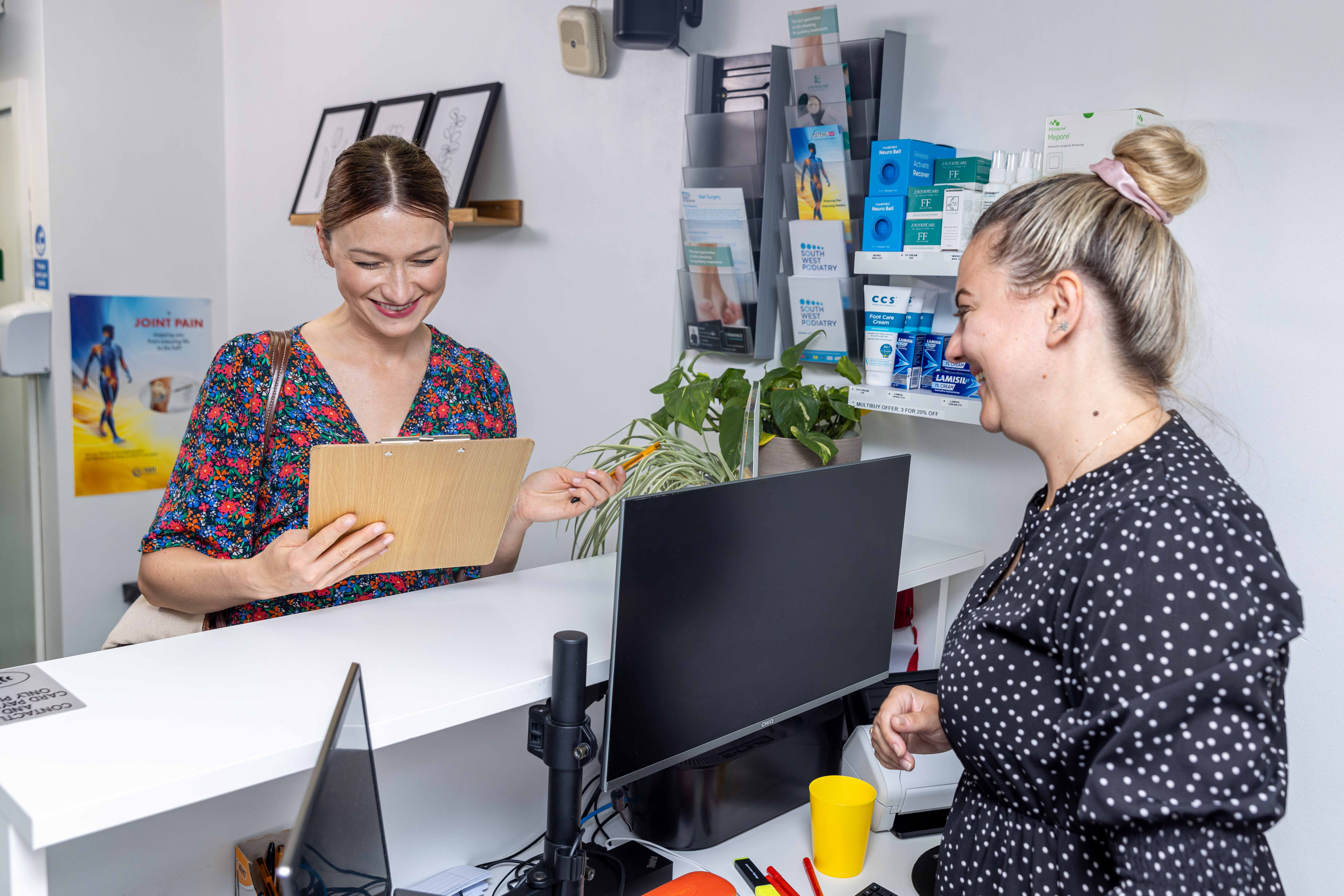 2 people looking at each other as if in discussion. 
