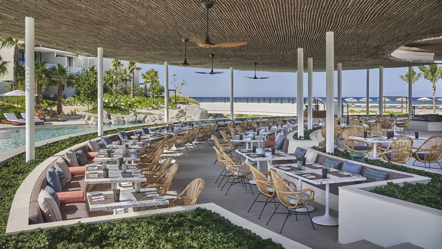 Diseño arquitectónico en Casa de Brasa Four Seasons con cancelería premium curvada y vista panorámica al mar