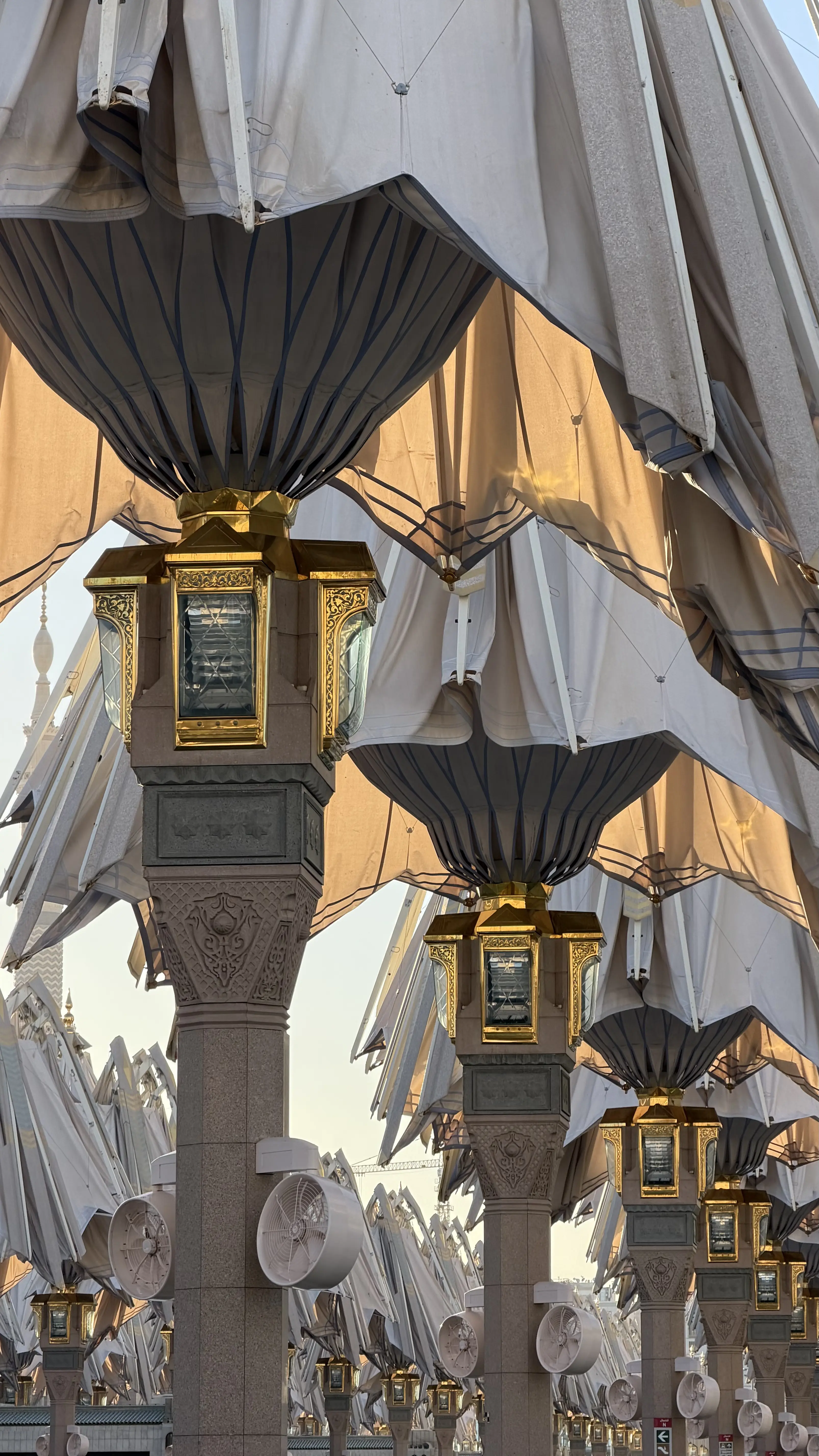 De parasollen van Al-Masjid an-Nabawi in Medina