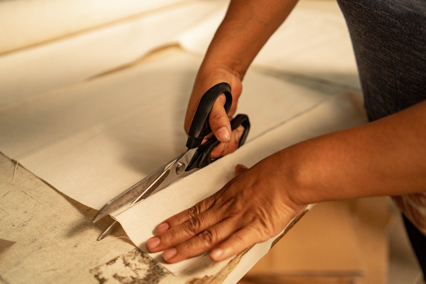 Cutting linen on the long table